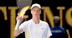 Tennis – Open d&rsquo;Australie (H) : Sinner poursuit sa route malgré une grosse frayeur