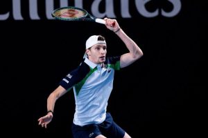 Ugo Humbert s&rsquo;impose sur abandon face à Arthur Fils et rallie la deuxième semaine de l&rsquo;Open d&rsquo;Australie