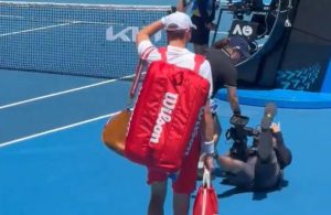 Un caméraman tombe sur le court avant le match de Sinner