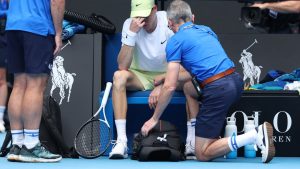 VIDEO. Open d’Australie 2025 : les images impressionnantes de Jannik Sinner, pris de violents tremblements et de « vertiges » en plein match