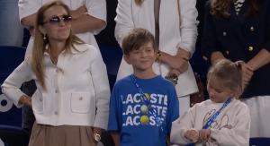 Vidéos, Open d&rsquo;Australie > Djokovic, lors de l&rsquo;interview sur le court après sa victoire contre Alcaraz : « Désolé mais je suis surpris que mes enfants soient encore là. Je vous aime, merci de me soutenir, mais il est 1h du matin »