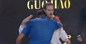 Vidéos, Open d&rsquo;Australie > Djokovic, sur son accolade avec Murray juste après sa victoire contre Alcaraz : « Je me sens de plus en plus connecté à Andy chaque jour. C&rsquo;était une marque de respect pour lui et pour le fait qu&rsquo;il soit là, alors qu&rsquo;il n&rsquo;a pas besoin de l&rsquo;être »
