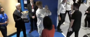 Vidéos, Open d&rsquo;Australie > La très belle attention de Sinner pour la petite amie de Zverev dans les couloirs du tournoi