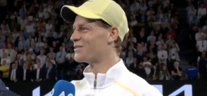 Vidéos, Open d&rsquo;Australie > Sinner sans pitié avec Vagnozzi, son coach, après sa victoire contre Shelton : « Simone a été classé 161e mondial tandis que Darren Cahill était autour de la 30e place. Donc, c&rsquo;est un peu différent »