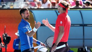 une balle dans le filet… et un abandon, Djokovic jette l&rsquo;éponge contre Zverev, qui file en finale