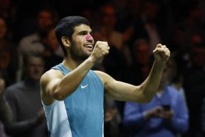 À Rotterdam face à Alex de Minaur, Carlos Alcaraz remporte son premier titre en indoor