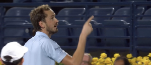ATP – Dubaï > Daniil Medvedev perd les pédales et accuse l&rsquo;arbitre de russophobie : « C&rsquo;est quoi ce deux poids deux mesures contre les Russes ? »