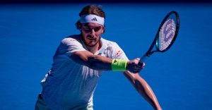 ATP – Dubaï > Stefanos Tsitsipas s&rsquo;explique sur sa nouvelle raquette mystérieuse : « Il y a eu des changements sur le circuit ATP… »