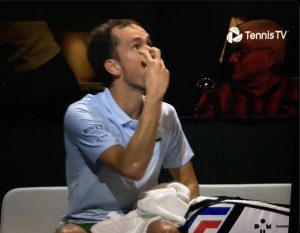 ATP – Rotterdam > Medvedev malmené par Wawrinka pète encore un plomb envers l&rsquo;arbitre de chaise : « Pourquoi tu me donnes un dépassement de temps ? Tu as un problème ? Ouvre les yeux ! Non, tu n&rsquo;as pas d&rsquo;yeux mec. Tu es tellement nul »