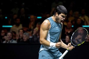 Alcaraz domine De Minaur et s’offre un premier titre en 2025