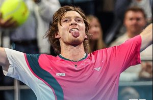 Andrey Rublev remporte le tournoi de Doha et retrouve le sourire
