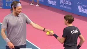 Bublik laisse un ramasseur de balles jouer à sa place à Montpellier et réclame le point qu&rsquo;il a marqué