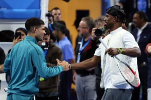 Carlos Alcaraz fête sa victoire face à Marin Cilic en faisant le show avec la star NBA Jimmy Butler