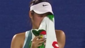 C&rsquo;est effrayant: une jeune star du tennis panique en apercevant son harceleur dans les tribunes en plein match