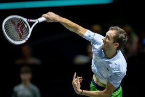Daniil Medvedev éteint le service de Giovanni Mpetshi Perricard et se qualifie pour les quarts de finale à Dubaï