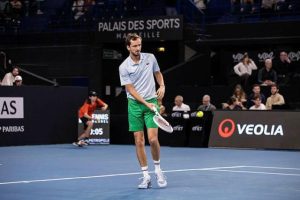 Daniil Medvedev surclasse Pierre-Hughes Herbert pour son entrée en lice à Marseille