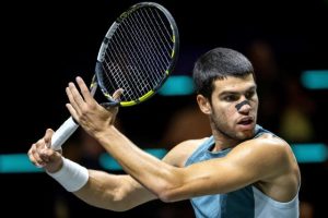 Enrhumé, Carlos Alcaraz franchit difficilement le premier tour à Rotterdam