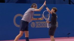 Il se fait remplacer par un ramasseur de balles… qui gagne le point: l&rsquo;idée de génie d&rsquo;Alexander Bublik à Montpellier