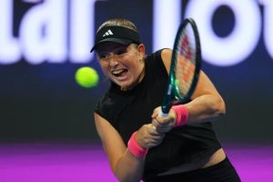 Jelena Ostapenko domine Iga Swiatek et s&rsquo;offre une finale à Doha
