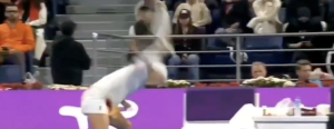 La réaction amusée d’Ostapenko après le jet de raquette de Swiatek