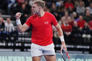 Sur une jambe, Medjedovic parvient à battre Tsitsipas à Doha