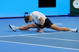 Victime d&rsquo;une spectaculaire blessure, Medjedovic a réussi à battre Tsitsipas sur une jambe