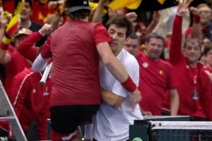 Vidéo. Bousculade et tension en Coupe Davis : Cristian Garin abandonne après avoir été percuté par Zizou Bergs