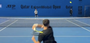 Vidéos, ATP – Doha > Carlos Alcaraz met la misère à Andrey Rublev à l&rsquo;entraînement