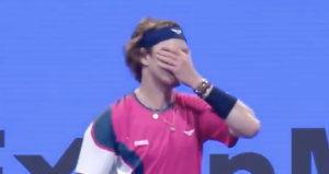 Vidéos, ATP – Doha > La bourde lunaire d&rsquo;Andrey Rublev, c&rsquo;est à peine croyable…