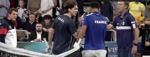Vidéos, Coupe Davis > La poignée de main plus que tendue entre Arthur Fils et Seyboth Wild, qui n&rsquo;en reste pas là !