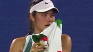 en larmes, Raducanu interrompt son match à Dubaï pour dénoncer un homme qui la harcèle