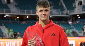 ATP – Miami > Mensik, après sa victoire contre Djokovic : « Je rêvais de remporter un titre ATP. Mais gagner en finale contre Novak, sur deux jeux décisifs, ça rend les choses encore plus belles et ça semble juste incroyable »