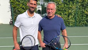 « C&rsquo;est trop facile de détester ce mec »: Novak Djokovic fait scandale en jouant avec le ministre de la santé américain