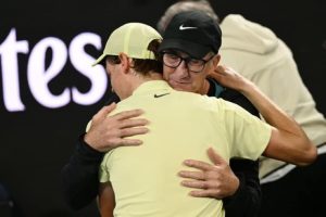 Darren Cahill affirme que Sinner n&rsquo;est pas ébranlé par les critiques sur sa sanction