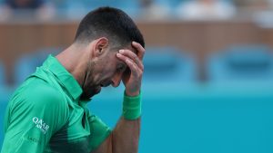 Djokovic agacé, public en colère… les coulisses du report historique du match entre le Serbe et Korda