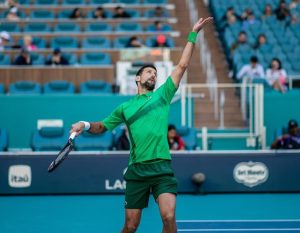 Djokovic souffre plus que prévu mais parvient à rester dans la course