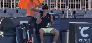 Insolite, ATP – Miami > Francisco Comesana (67e) sort une cigarette sur le court après son match et demande du feu à l&rsquo;arbitre