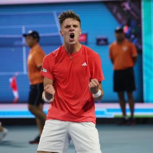 Jakub Mensik élimine Novak Djokovic et remporte l&rsquo;Open de Miami