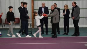 « Je ne m’en remets toujours pas » : Après 70 ans de fidélité, son club de tennis baptise un court à son nom