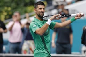 Novak Djokovic écrase Grigor Dimitrov et visera un 100e titre en finale à Miami