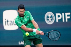 Novak Djokovic, inconstant, s&rsquo;en sort face au lucky-loser Ugo Carabelli