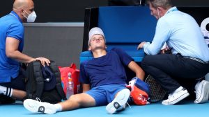 VIDEO. Finale Novak Djokovic-Jakub Mensik à Miami : quand le jeune Tchèque doit être évacué du court en fauteuil roulant,