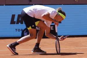 Alexander Zverev sort son téléphone pour contester une balle annoncée bonne à Madrid