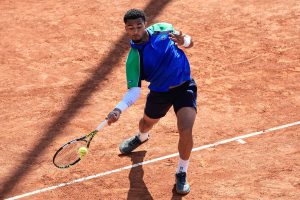 Arthur Fils gagne son premier match à Barcelone et se qualifie pour les huitièmes de finale