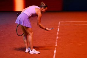 Aryna Sabalenka demande la vérification d&rsquo;une marque, l&rsquo;arbitre refuse, la Biélorusse sort son téléphone