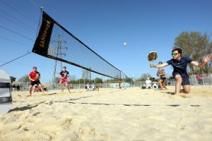 « C’est un sport en plein développement » : Montauban, capitale du beach tennis le temps d’un week-end