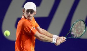 De Minaur réussit son entrée en lice à Barcelone contre Etcheverry