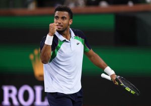 Fils, solide, se qualifie pour les quarts de finale de Barcelone en battant Martinez