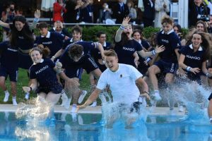 Holger Rune a eu droit au traditionnel plongeon dans la piscine après sa victoire à Barcelone