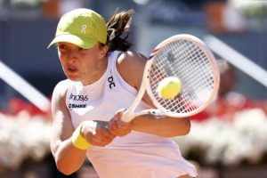 Iga Swiatek bousculée par Alexandra Eala mais qualifiée pour le troisième tour à Madrid